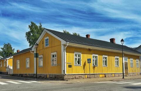 Leufstadiuksen keltainen puutalo Rantakadun ja Cortenkadun kulmauksessa.