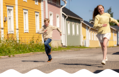 Wanha Raahe -tuotesuunnittelukutsu. Kaksi lasta juoksee vanhan kaupungin kaduilla.