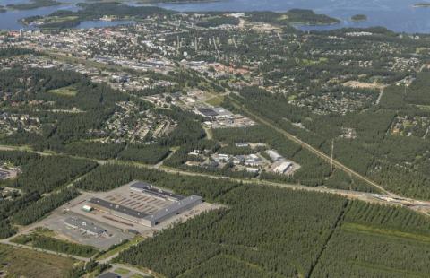 Kuvassa on näkymä yläviistosta etelästä Raahen taajamaa kohti. Kuvan keskellä on Mestauskallion teollisuusalue.