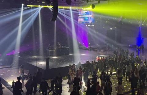 Ihmisiä tanssimassa Koivuluoto Areenalla.