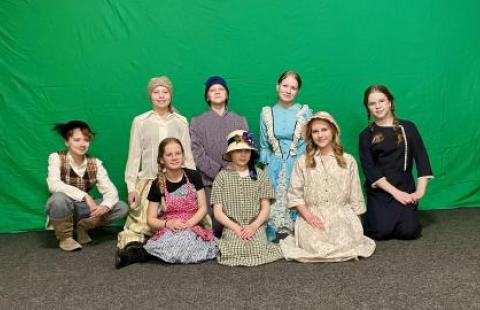 Lapsia vanhan ajan asuissa.