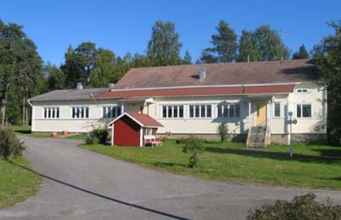 Haapajoen kirjasto Vanha tiso vaalea talo maalla, kaksi sisäänkäyntiä, kuva Haapajoki-Arkkukari kyläyhdistys