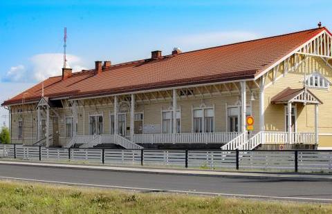 Nuorisokeskus Paradise. Kuva: Nuorisotoimi. Keltainen puutalo Ratakadun varrella.