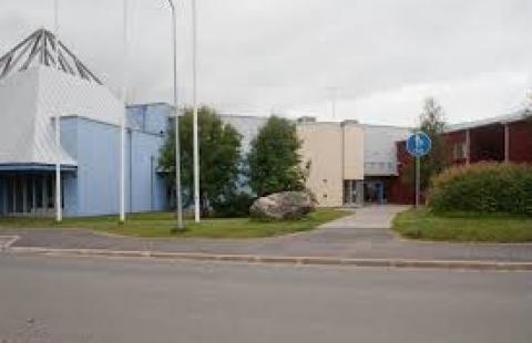 Vihannin kirjasto. Kuva: Kaija Asukas. Modernin kulmikkaan rakennuksen sisäänkäynti.