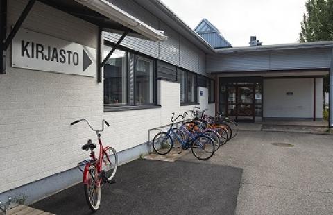 Pattijoen kirjasto on Pattasten koululla. Kuva: Kaija Asukas. Valkoisen, matalan tiilirakennuksen sisäänkäynti.
