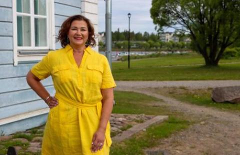 Anne kuvattuna Raahen museon edustalla.