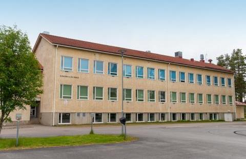 Raahen Kirkonkylän koulu. Kuva: Anni Mämmelä. Kirkonkylän koulun julkisivu.