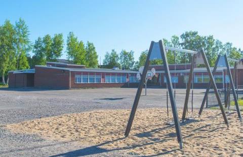 Raahen Koivuluodon koulu, Kummatin toimipiste. Kuva: Anni Mämmelä. Koivuluodon koulun Kummatin toimipisteen julkisivu.
