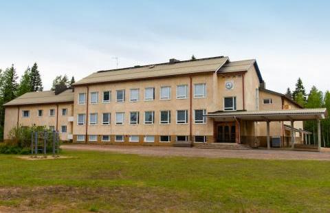 Raahen Lampinsaaren koulu. Kuva: Anni Mämmelä. Lampinsaaren koulun julkisivu.