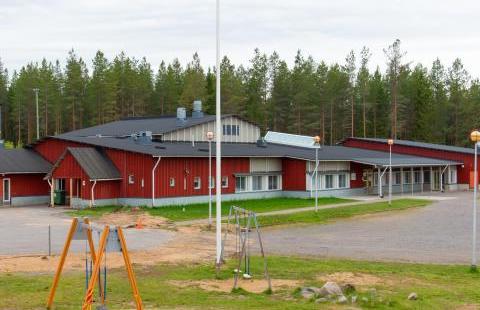 Tikkalan koulun julkisivu.