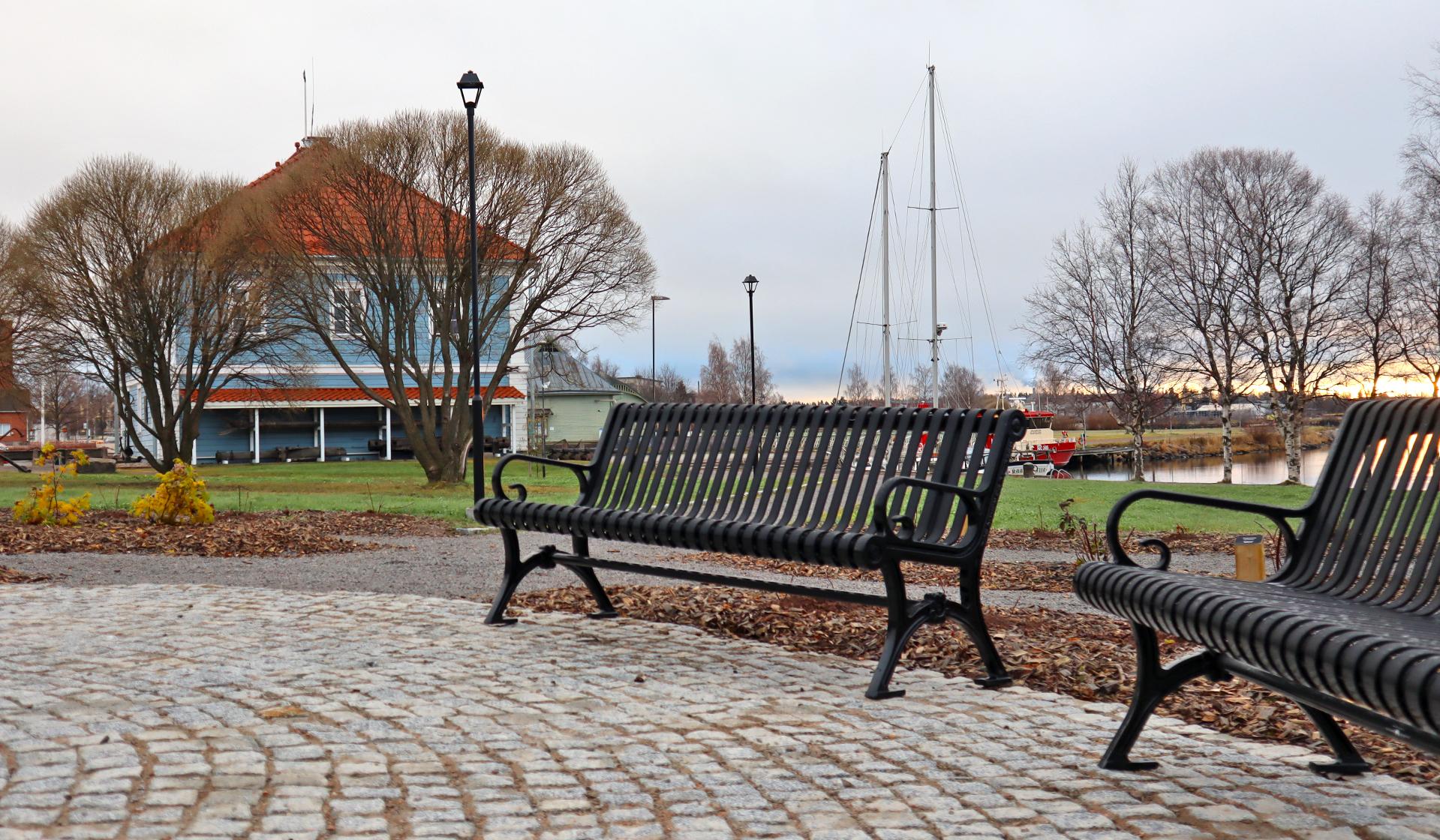 November Rosenträdgård i Raahe. Löven har redan fallit från träden. 