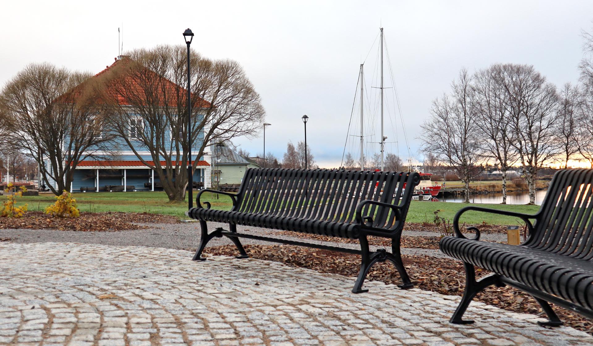 November Rose Park in Raahe. The leaves have already fallen from the trees. 