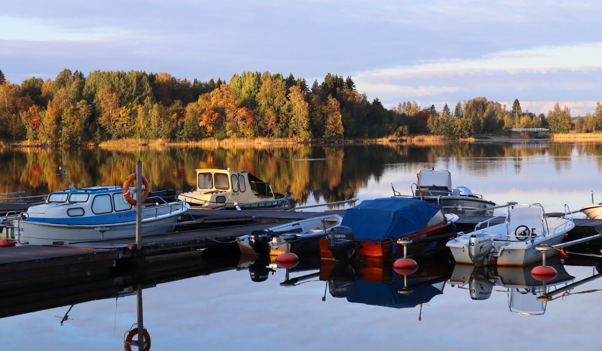 An autumn picture of Raahe beach, with boats in the foreground.