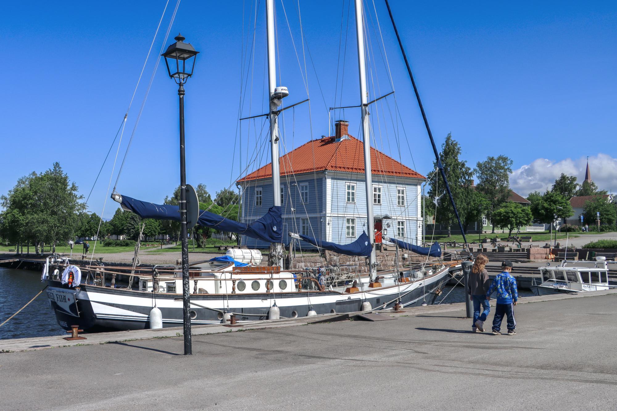 Barnen på promenad vid museistranden.
