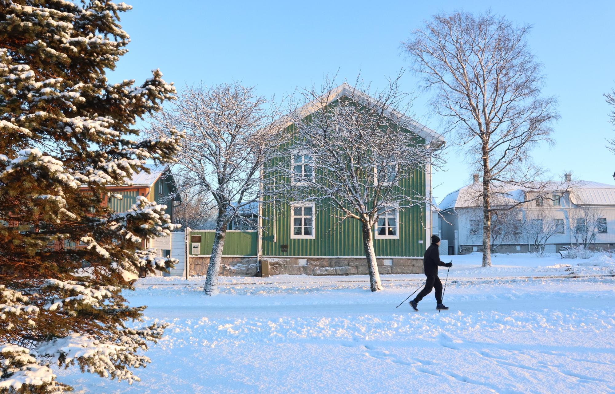 Talvinen kuva Raahen rantakadulta.