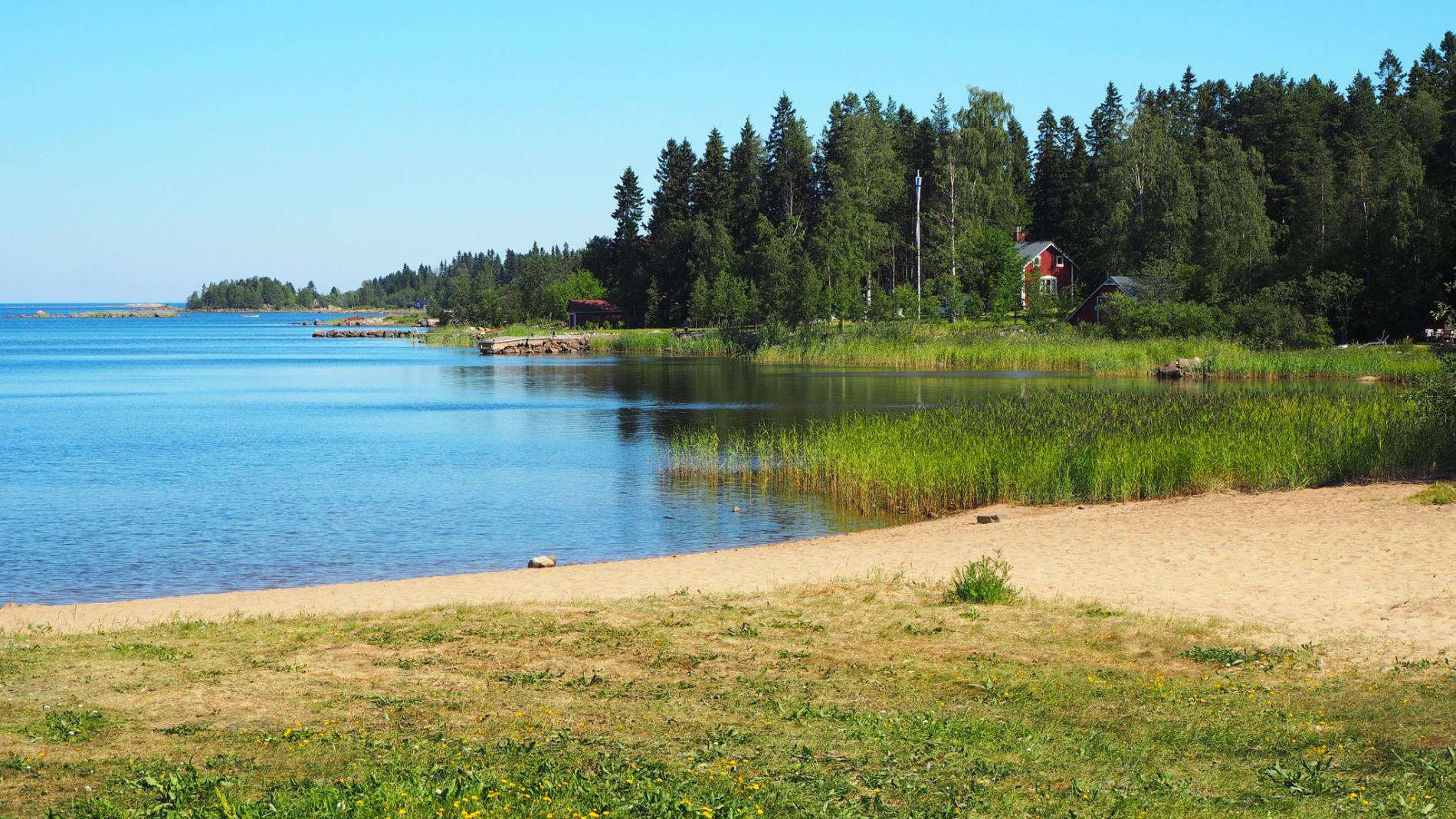Kylmäniemi beach is sheltered and beautifully plain.